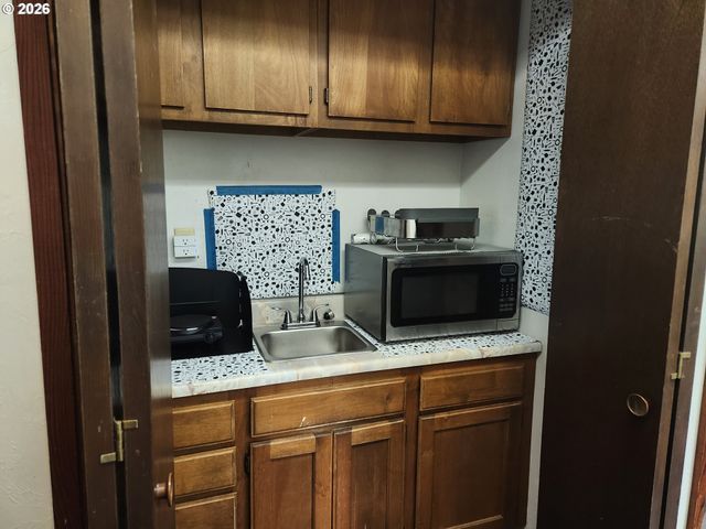 566 GREENWOOD Ave, Reedsport, OR 97467