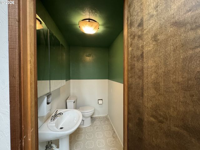 566 GREENWOOD Ave, Reedsport, OR 97467