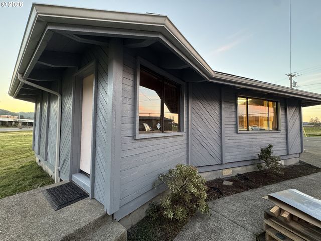 566 GREENWOOD Ave, Reedsport, OR 97467