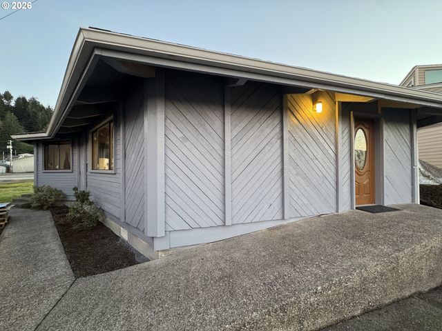 566 GREENWOOD Ave, Reedsport, OR 97467