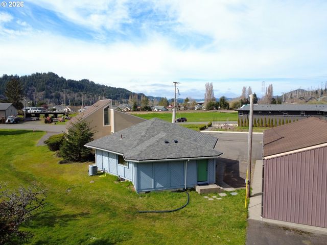 566 GREENWOOD Ave, Reedsport, OR 97467