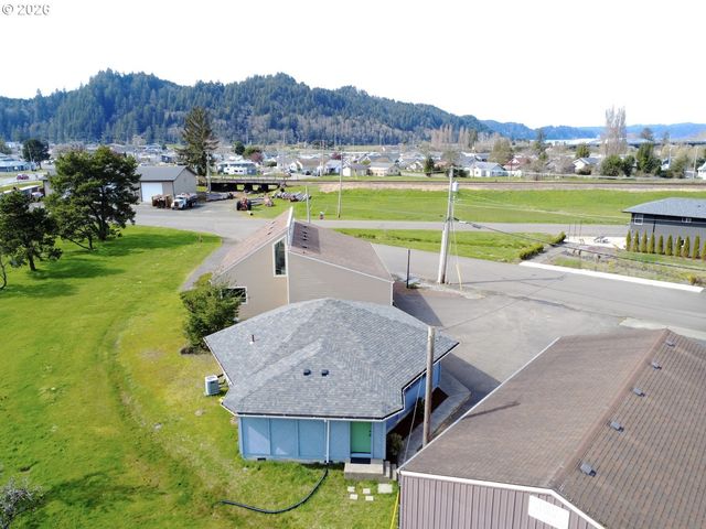 566 GREENWOOD Ave, Reedsport, OR 97467