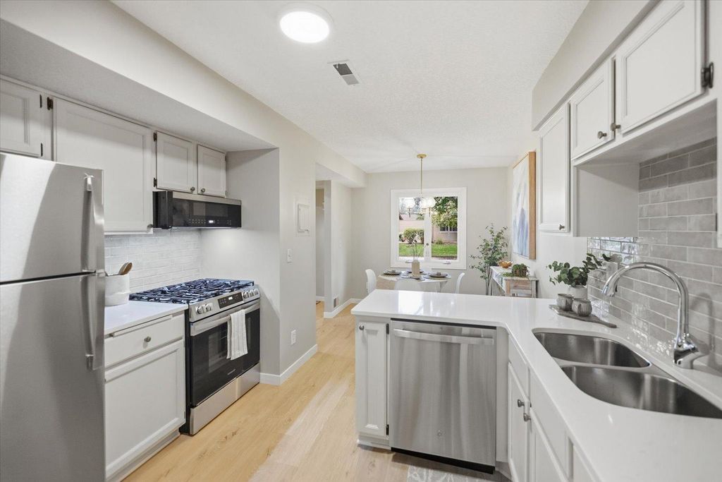 4711 Lund Point, Eagan, MN 55122 — exterior