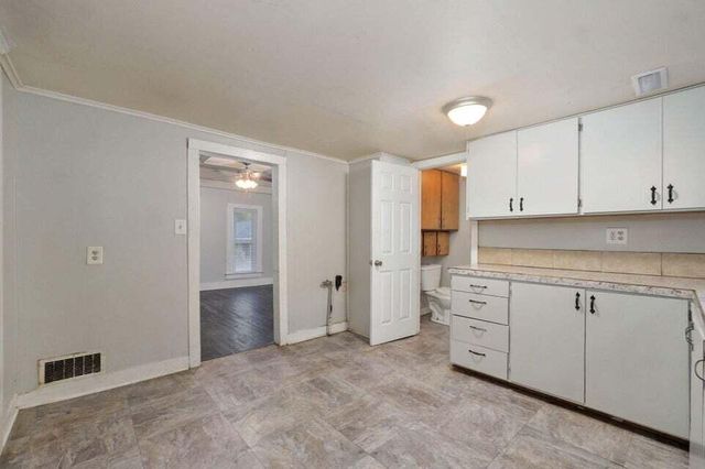 906 E Garfield Street, Springfield, MO 65803