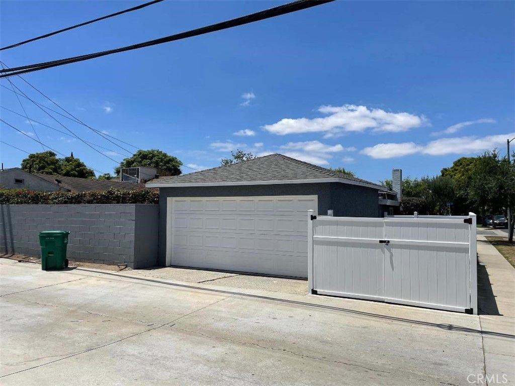 Image 3 of property listing at 4496 Linden, Long Beach, CA 90807
