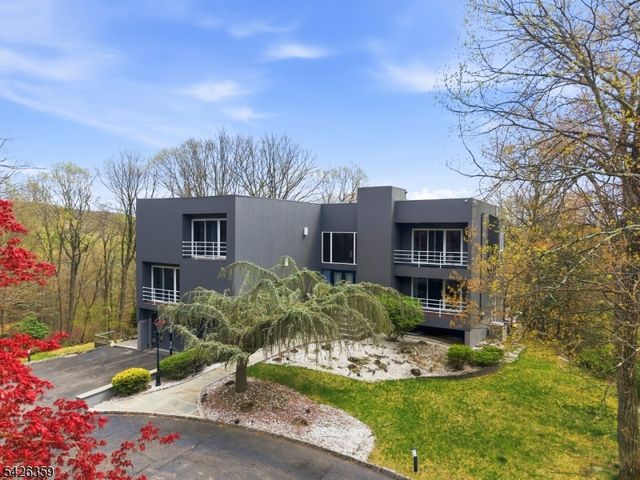 36 Fox Ledge Rd, Kinnelon Boro, NJ 07405