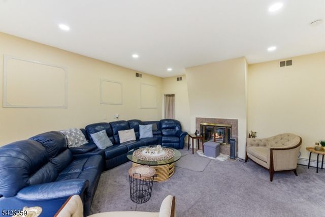 36 Fox Ledge Rd, Kinnelon Boro, NJ 07405