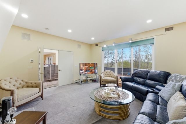 36 Fox Ledge Rd, Kinnelon Boro, NJ 07405