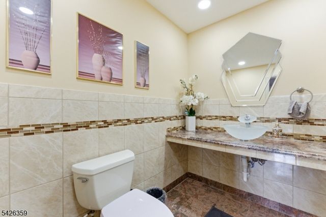 36 Fox Ledge Rd, Kinnelon Boro, NJ 07405