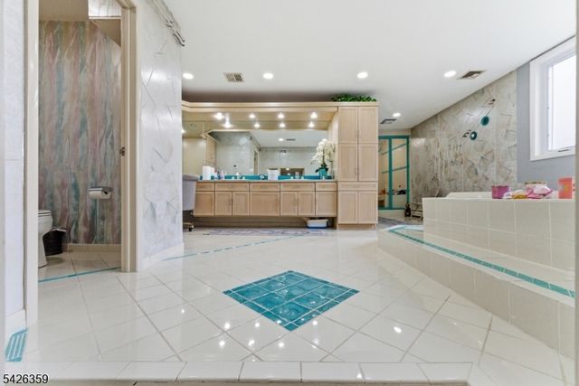 36 Fox Ledge Rd, Kinnelon Boro, NJ 07405