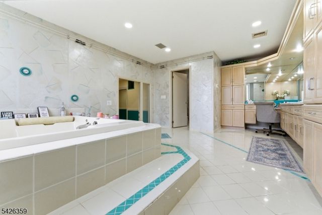 36 Fox Ledge Rd, Kinnelon Boro, NJ 07405