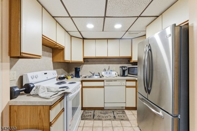 36 Fox Ledge Rd, Kinnelon Boro, NJ 07405