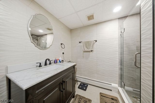 36 Fox Ledge Rd, Kinnelon Boro, NJ 07405