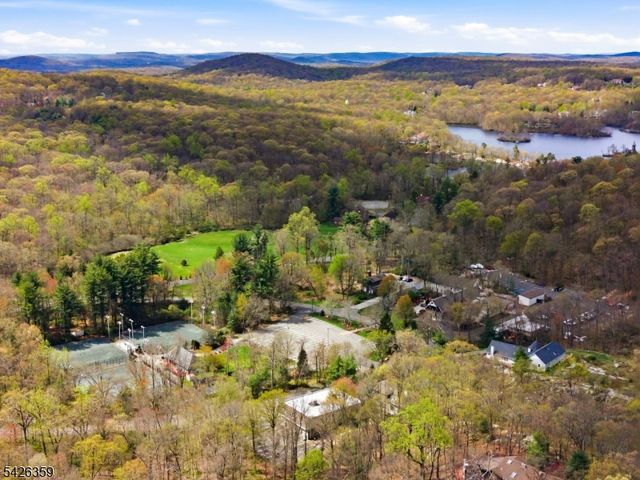 36 Fox Ledge Rd, Kinnelon Boro, NJ 07405