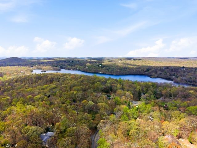 36 Fox Ledge Rd, Kinnelon Boro, NJ 07405