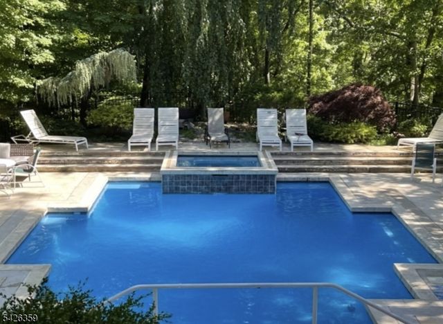 36 Fox Ledge Rd, Kinnelon Boro, NJ 07405