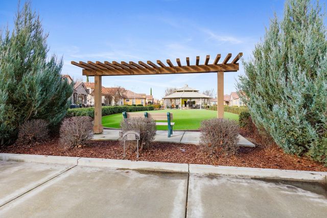 1017 Cabris Ln, Roseville, CA 95747