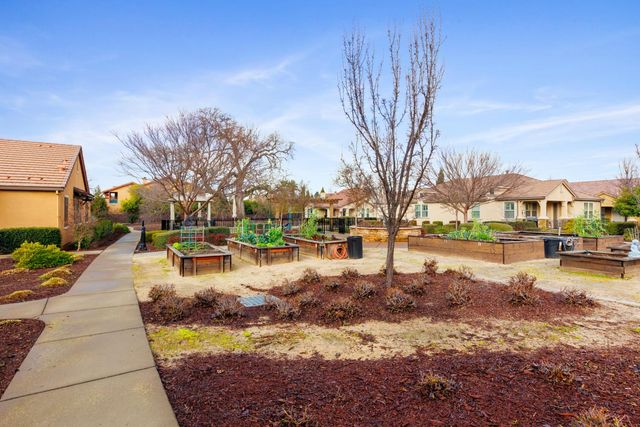 1017 Cabris Ln, Roseville, CA 95747