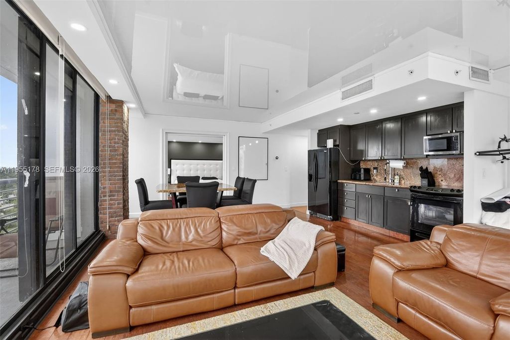 Image 15 of property listing at 1720 Harrison St 14H, Hollywood, FL 33020