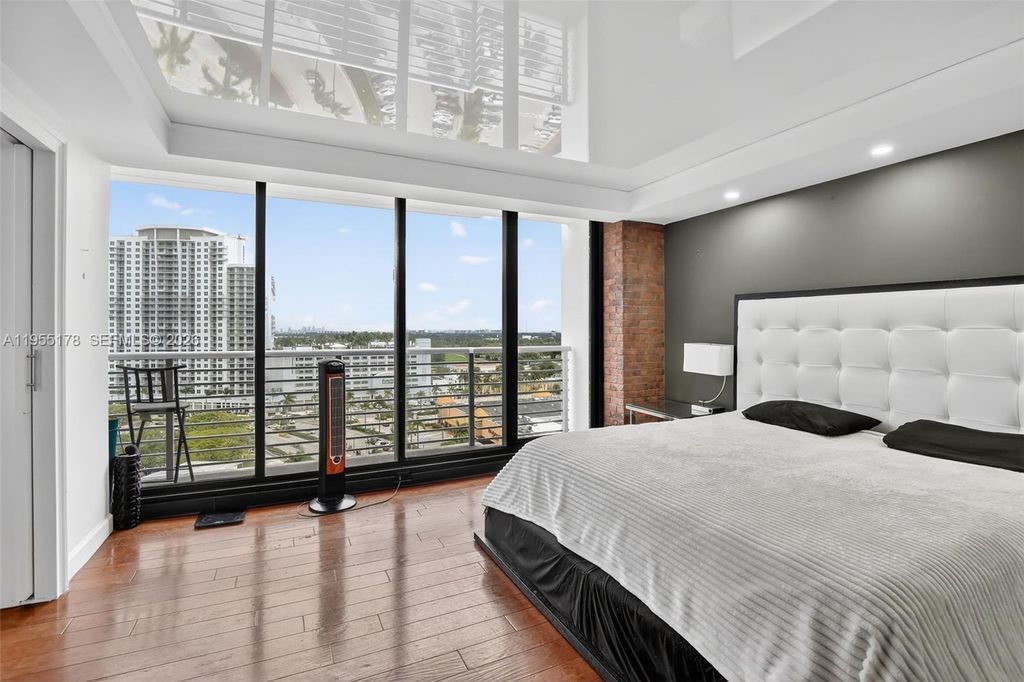 Image 4 of property listing at 1720 Harrison St 14H, Hollywood, FL 33020