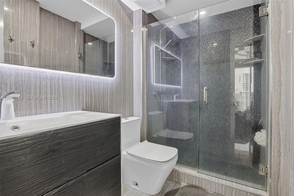 Image 5 of property listing at 1720 Harrison St 14H, Hollywood, FL 33020