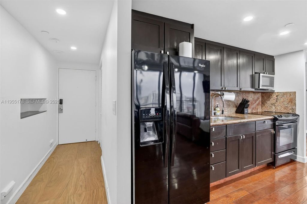 Image 8 of property listing at 1720 Harrison St 14H, Hollywood, FL 33020