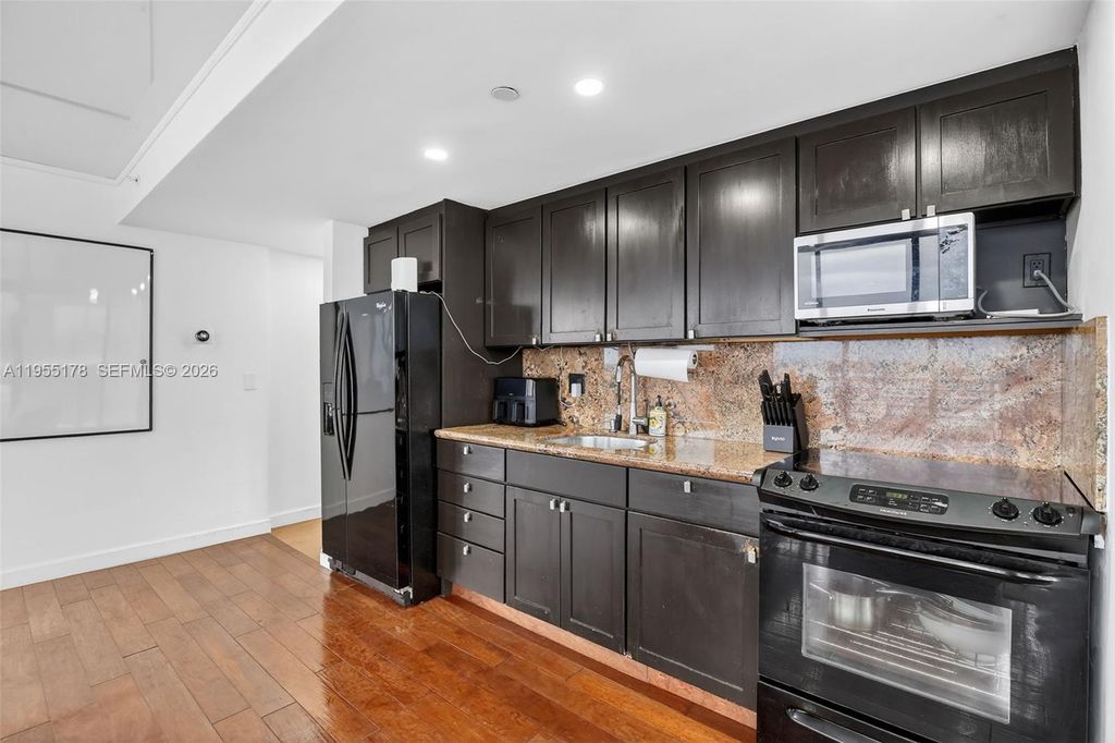 Image 9 of property listing at 1720 Harrison St 14H, Hollywood, FL 33020