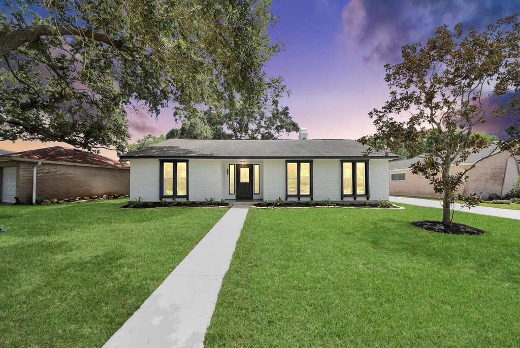 16114 Forest Bend Avenue, Friendswood, TX 77546