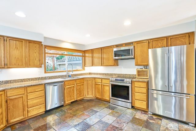 14409 SE 256th Place, Kent, WA 98042