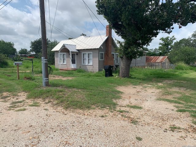 502 Bowman Ave, Devine, TX 78016