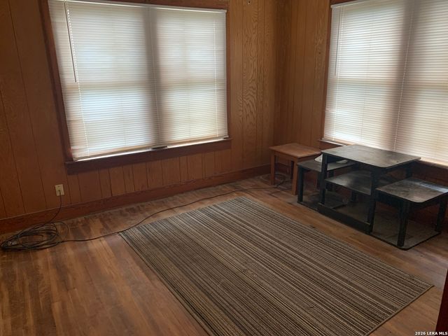 502 Bowman Ave, Devine, TX 78016