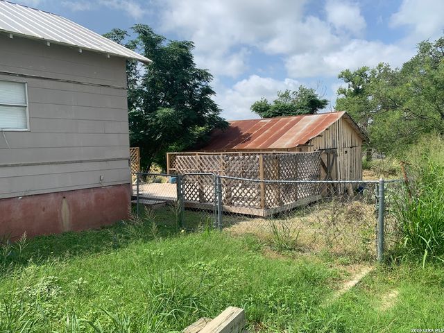 502 Bowman Ave, Devine, TX 78016
