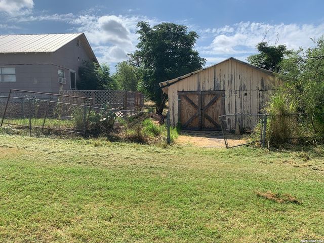 502 Bowman Ave, Devine, TX 78016