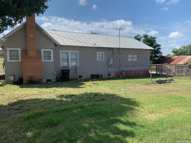 502 Bowman Ave, Devine, TX 78016