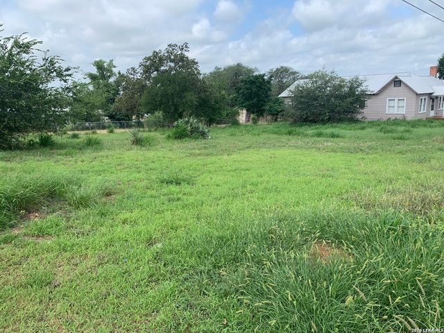 502 Bowman Ave, Devine, TX 78016