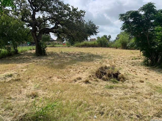 502 Bowman Ave, Devine, TX 78016