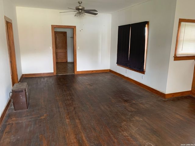502 Bowman Ave, Devine, TX 78016