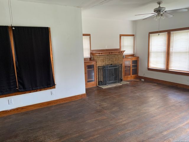 502 Bowman Ave, Devine, TX 78016