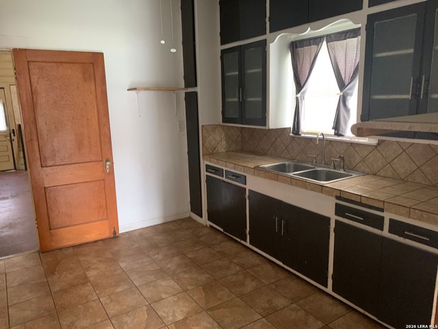 502 Bowman Ave, Devine, TX 78016