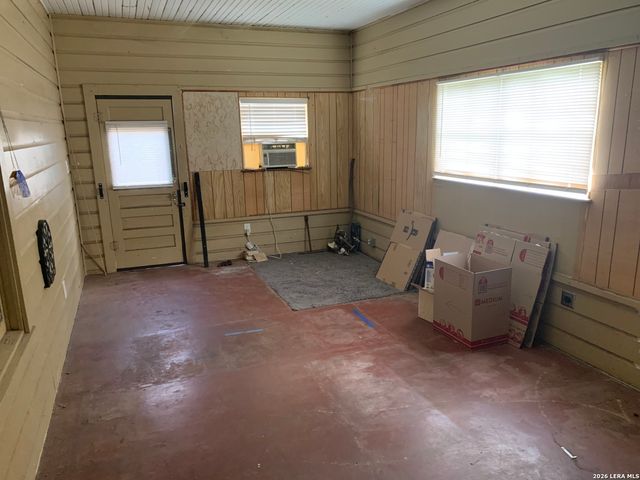 502 Bowman Ave, Devine, TX 78016
