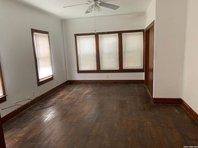 502 Bowman Ave, Devine, TX 78016
