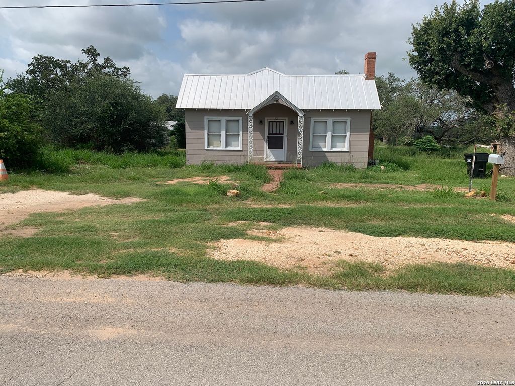 502 Bowman Ave, Devine, TX 78016
