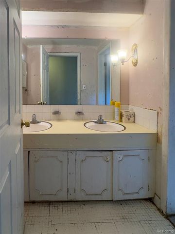 29758 Rambling Road, Southfield, MI 48076