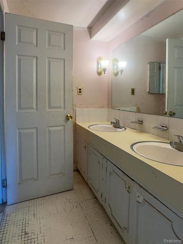 29758 Rambling Road, Southfield, MI 48076