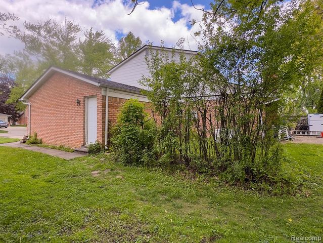 29758 Rambling Road, Southfield, MI 48076