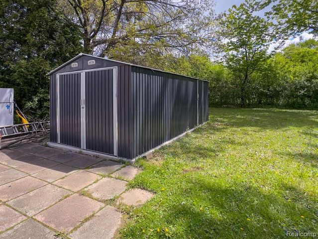 29758 Rambling Road, Southfield, MI 48076