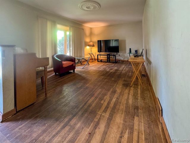 29758 Rambling Road, Southfield, MI 48076