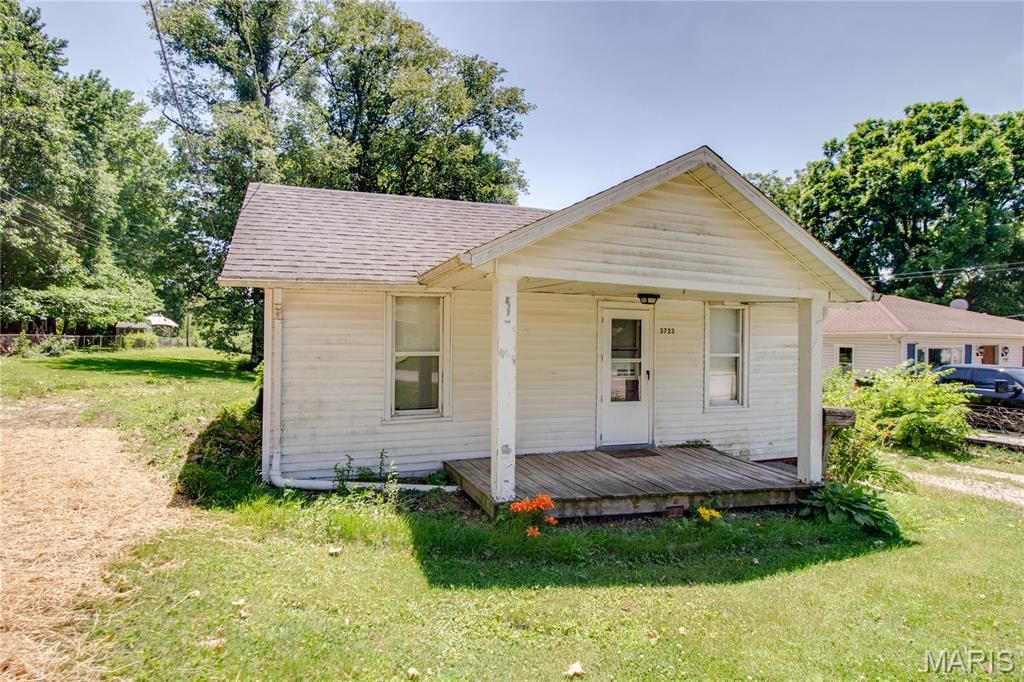 Image 3 of property listing at 3723 Franor Street, Alton, IL 62002