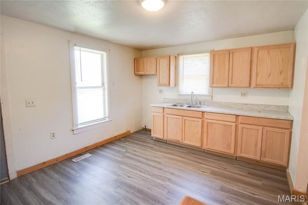 Image 8 of property listing at 3723 Franor Street, Alton, IL 62002