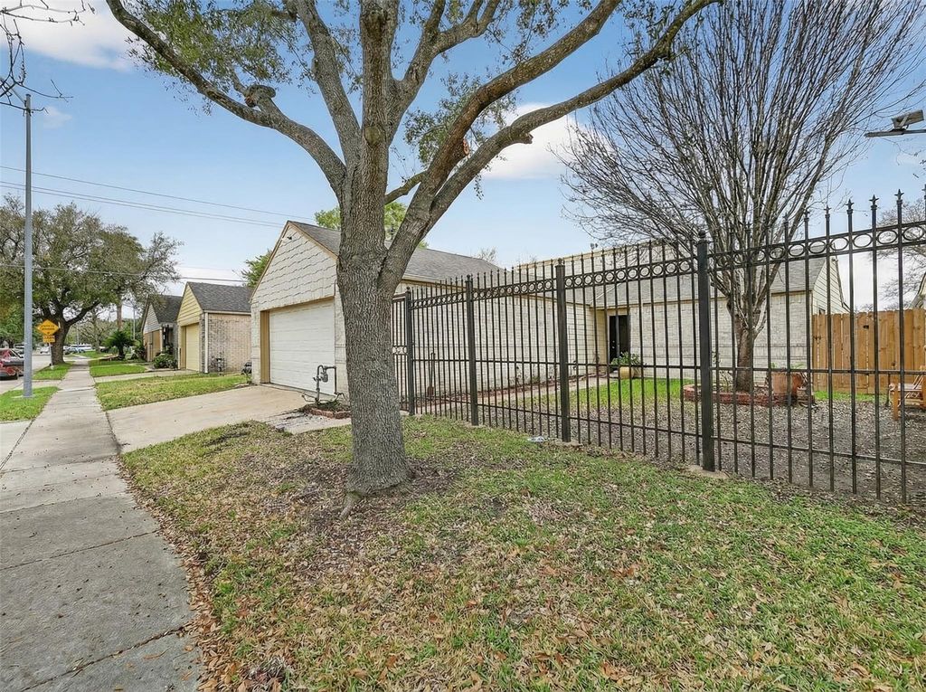 11230 Bandlon Drive, Houston, TX 77072